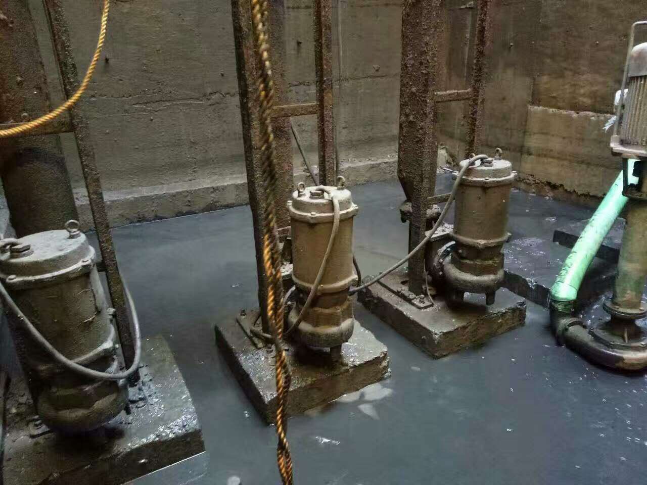 驿城污水池清理